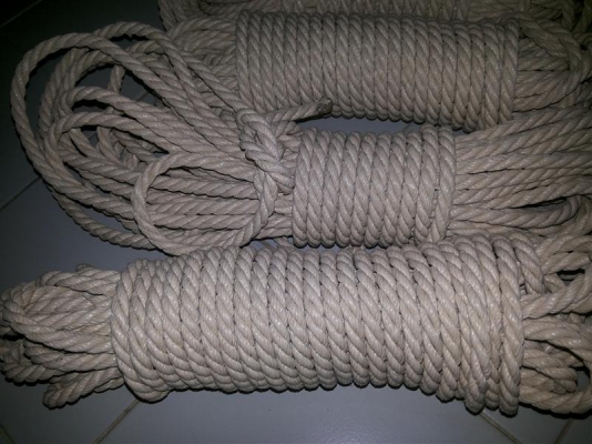 เชือกมัดของสารพัดประโยชน์ (เชือกโยงเรือ หรือเชือกที่ใช้ในเรือ) เหลือ 3 มัด เชือกมัดของสารพัดประโยชน์ (เชือกโยงเรือ หรือเชือกที่ใช้ในเรือ) เหลือ 3 มัด