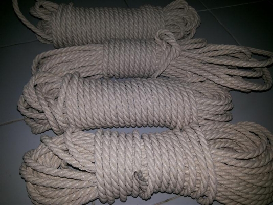 เชือกมัดของสารพัดประโยชน์ (เชือกโยงเรือ หรือเชือกที่ใช้ในเรือ) เหลือ 3 มัด เชือกมัดของสารพัดประโยชน์ (เชือกโยงเรือ หรือเชือกที่ใช้ในเรือ) เหลือ 3 มัด