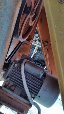 ถังเครื่องผสมปูนสนใจโทรสอบถามได้ครับสภาพพร้อมใช้งานครับถังใหญ่ ยก 4  คนไม่รอดครับ  มอเตอร์ไฟบ้านขนาด 3  แรงครับราคานี้คุ้มมากครับ  จักส่งได้ทั่วประเทศครับ