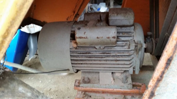 ถังเครื่องผสมปูนสนใจโทรสอบถามได้ครับสภาพพร้อมใช้งานครับถังใหญ่ ยก 4  คนไม่รอดครับ  มอเตอร์ไฟบ้านขนาด 3  แรงครับราคานี้คุ้มมากครับ  จักส่งได้ทั่วประเทศครับ