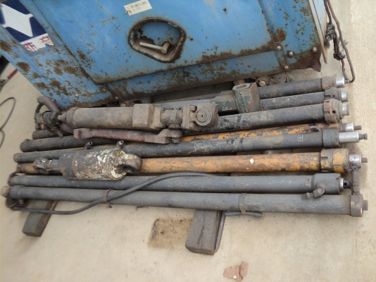 กระบอกไฮดรอลิก ยาว 1.60 เมตร แกนกระบอก 40 มิลลิเมตร มีหลายตัวขายถูก