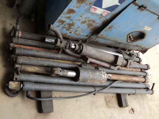 กระบอกไฮดรอลิก ยาว 1.60 เมตร แกนกระบอก 40 มิลลิเมตร มีหลายตัวขายถูก