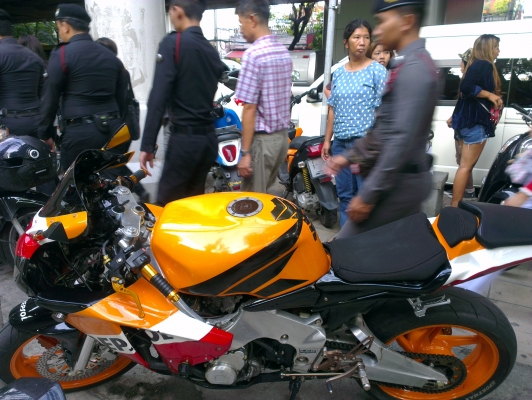 ขาย cbr400 ปี92 ทะเบียนแท้ โอนขนส่ง ลดเหลือ85000 ((อัพรูปเข้าดูเลย))