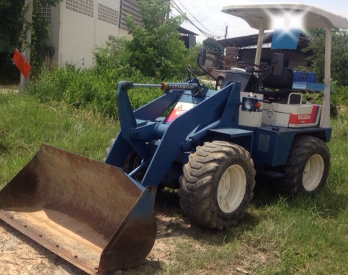 MITSUBISHI WS 300A Turbo รถตักล้อยางเอวอ่อน รถสวยสภาพเก่านอกพร้อมใช้งาน เครื่องแน่นแรงดีไม่มีเยิ้ม ตักได้ครึ่งคิว ช่วงล่างแน่น ยางสภาพดี 4 เส้นประมาณ 70\% พร้อมทำงานได้เลยไม่มีปัญหา ราคาต่อรองได้ครับ