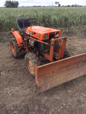 E 6000 รถสวย สภาพนอก ใช้งานดี เครื่องเงียบไม่มีดัง  เข้าเกียร์ง่าย ไม่มีดัง ยางสวย ยางดี มีใบดันหน้า  ขับเคลื่อนสสี่ล้อ สนใจติดต่อ 089-9638932 ต.บัวชุม อ.ชัยบาดาล จ.ลพบุรี