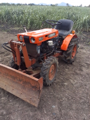 E 6000 รถสวย สภาพนอก ใช้งานดี เครื่องเงียบไม่มีดัง  เข้าเกียร์ง่าย ไม่มีดัง ยางสวย ยางดี มีใบดันหน้า  ขับเคลื่อนสสี่ล้อ สนใจติดต่อ 089-9638932 ต.บัวชุม อ.ชัยบาดาล จ.ลพบุรี