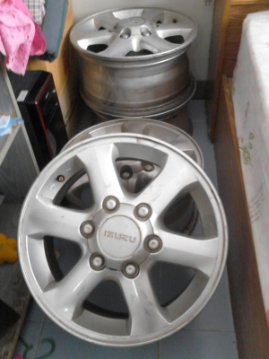 ขายแม๊ก ISUZU ขอบ 16 ยางเปอร์เซ็นต์หาง่าย ราคาไม่แพงชุด 4  วง   TEL.081-427-3941