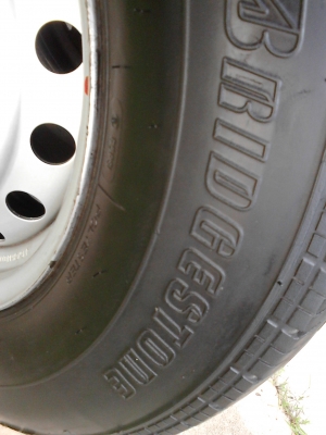 สภาพใหม่ ขาย ล้อ 6 รู ISUZU  พร้อมยาง BRIDGESTONE RD613  มี 1 วง  ใช้งานได้เลยครับ  TEL.081-427-3941
