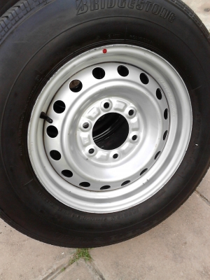 สภาพใหม่ ขาย ล้อ 6 รู ISUZU  พร้อมยาง BRIDGESTONE RD613  มี 1 วง  ใช้งานได้เลยครับ  TEL.081-427-3941