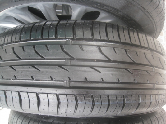 ขายล้อแม็กป้ายแดง new fiesta 16"x6" et47.5 4รู100 ยางปี13สนใจติดต่อเล็กคลองสามครับ (081-3747940)