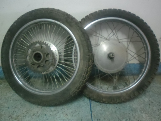 Cb 350 ราคาไม่แพงพร้อมยาง 1คู่ครับ