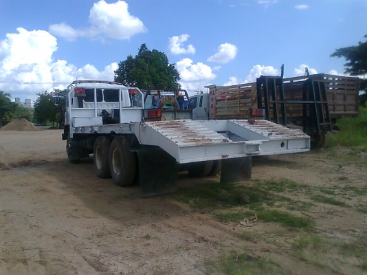 ขายด่วน!..รถสิบล้อ สองเพลา ท้ายลาด HINO FM227 ใส่รถแบคโฮ CAT 320 รถสวย ทรงดี.