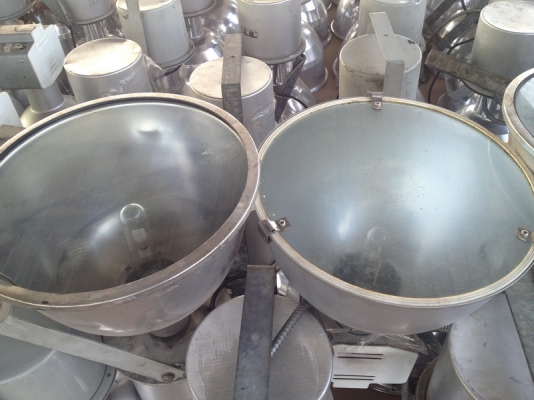 ขายโคมไฟโรงงาน ขนาด 250 Watt พร้อมหลอด ใช้งานได้ทุกดวง... ขายโคมไฟโรงงาน ขนาด 250 Watt พร้อมหลอด ใช้งานได้ทุกดวง...