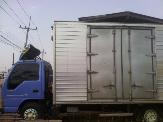 ISUZU NPR 130 HP TURBO 4HG1 ปี 47 รถตู้แห้งขนส่ง ตู้แห้ง 4 บานยาว 6 เมตร สูง 2.40 เมตร เครื่องดีเดิมๆ ภายในเก๋ง แอร์เย็น พวงมาลัยเพาเวอร์ ช่วงล่างคัชซีสวยมากไม่มีบวม ยางสภาพดี 80\% พร้อมบรรทุกพร้อมใช้งาน เอกสารทะเบียนภาษีครบถูกต้องพร้อมโอนครับ