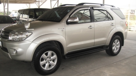 TOYOTA FORTUNER 3.0 V  4X4   รถสวย เดิมๆ พร้อมขับ