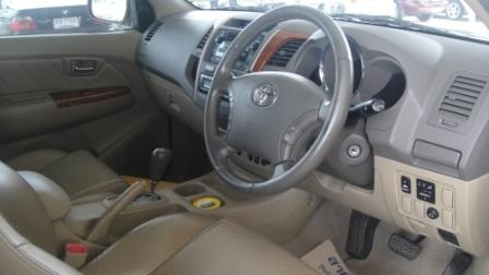 TOYOTA FORTUNER 3.0 V  4X4   รถสวย เดิมๆ พร้อมขับ