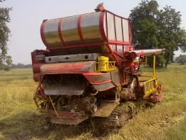 ขายด่วน รถเกี่ยวข้าว ศักดิ์พัฒนา อุ้มปรับระดับขวา 2.5 ตัน เครื่อง ISUZU 195 HP 6HE1 ปั๊มเบอร์ 23 ช่วงล่าง 12 HT โรงงาน รถสภาพดีพร้อมใช้งานได้เลยครับ