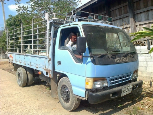 ISUZU NPR 120 HP 4HF1 กระบะคอกเหล็กยาว 4.30 เมตร เครื่องแรงดีไม่มีเยิ้ม หัวเก๋งประตูโชว์ขาอ่อนสภาพสวย ภายในคอนโซลสวยครบ พวงมาลัยเพาเวอร์ ช่วงล่างคัชซีสวยไม่มีบวม เฟืองท้ายใหญ่ติด F แล้ว ยาง 8.25 ขอบ 16 สภาพดี เอกสารทะเบียนภาษีครบไม่ขาดพร้อมโอนครับ