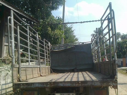 ISUZU NPR 120 HP 4HF1 กระบะคอกเหล็กยาว 4.30 เมตร เครื่องแรงดีไม่มีเยิ้ม หัวเก๋งประตูโชว์ขาอ่อนสภาพสวย ภายในคอนโซลสวยครบ พวงมาลัยเพาเวอร์ ช่วงล่างคัชซีสวยไม่มีบวม เฟืองท้ายใหญ่ติด F แล้ว ยาง 8.25 ขอบ 16 สภาพดี เอกสารทะเบียนภาษีครบไม่ขาดพร้อมโอนครับ