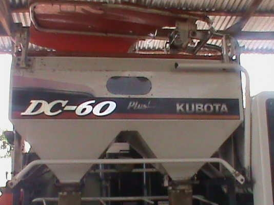 ขายด่วนรถเกี่ยวข้าว KUBOTA DC-60 รุ้นPLUSเล็กพร้อมเทลเลอร์