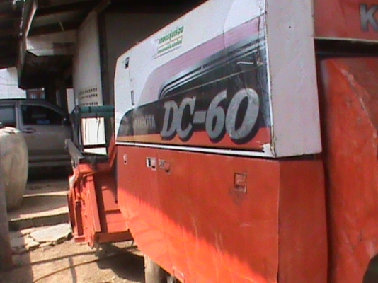 ขายด่วนรถเกี่ยวข้าว KUBOTA DC-60 รุ้นPLUSเล็กพร้อมเทลเลอร์
