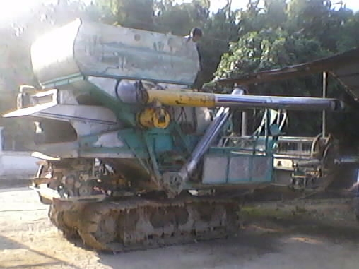 ขายด่วน รถเกี่ยวข้าว สหพัฒนา รถพร้อมทำงานได้เลยครับสภาพดีมาก อุ้ม 2.5 ตัน เครื่องยนต์ 215 แรง ของ HINO JO8C เครื่องแน่นแรงดีไม่มีเยิ้ม ปั๊มเบอร์ 22 ไดกิ้น ช่วงล่างของ 10 HT สภาพดีสุดๆ ราคาต่อรองได้ครับ