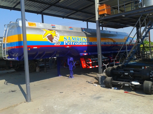 รับต่อแท้งค์บรรทุกน้ำมันเชื้อเพลิง