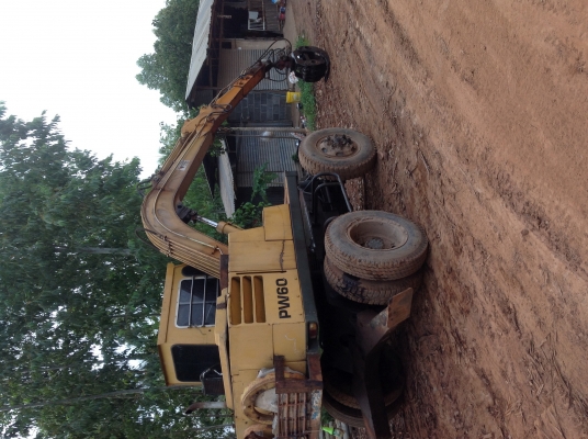 ขายรถคีบ ล้อยางของkomatsu pc60/1