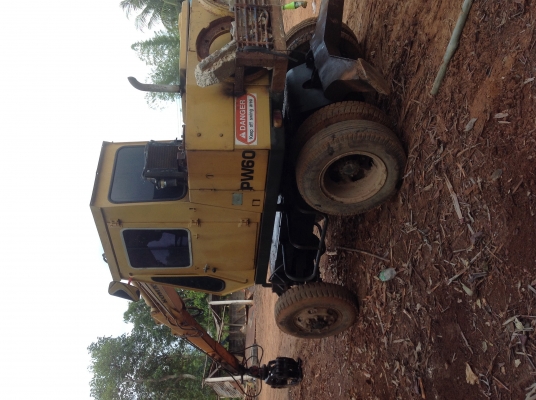 ขายรถคีบ ล้อยางของkomatsu pc60/1