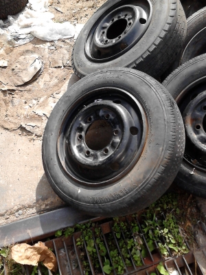 ล้อรถขนาด 4 ล้อกลาง 15.5   106/104L  มี 4 ล้อ TEL.081-427-3941