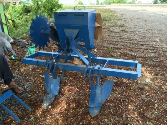 ขายเครื่องทำรุ่นอ้อยข้าวโพดกลบอ้อยยกร่องสภาพใหม่ใช้กับรถไถขนาด20แรงถึง45แรง