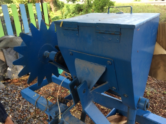 ขายเครื่องทำรุ่นอ้อยข้าวโพดกลบอ้อยยกร่องสภาพใหม่ใช้กับรถไถขนาด20แรงถึง45แรง