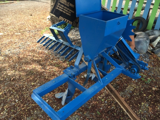 ขายเครื่องทำรุ่นอ้อยข้าวโพดกลบอ้อยยกร่องสภาพใหม่ใช้กับรถไถขนาด20แรงถึง45แรง