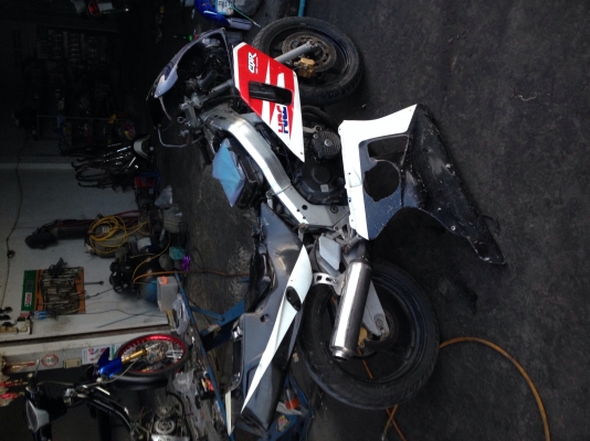 ขาย cbr 400 ปี89 สำเนาทะเบียน รถติดขี่ได้ขอขายตามสภาพ 28,000 ต่อลองได้ครับ รถอยู่สุพรรณบุรี 092-6429114 คีมสุพรรณครับ