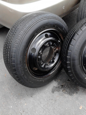 ล้อรถขนาด 4 ล้อกลาง 15.5   106/104L  มี 4 ล้อ ( ใช้ได้ทุกเส้น ใส่ได้เลย ) TEL.081-427-3941