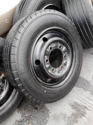 ล้อรถขนาด 4 ล้อกลาง 15.5   106/104L  มี 4 ล้อ ( ใช้ได้ทุกเส้น ใส่ได้เลย ) TEL.081-427-3941