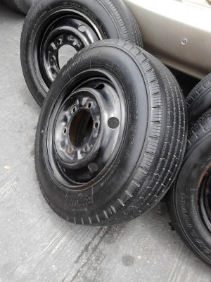 ล้อรถขนาด 4 ล้อกลาง 15.5   106/104L  มี 4 ล้อ ( ใช้ได้ทุกเส้น ใส่ได้เลย ) TEL.081-427-3941