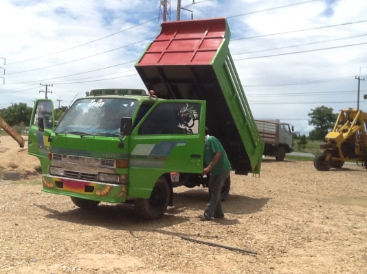 รถบรรทุกดั้มดินเล็กสี่ล้อ NKR