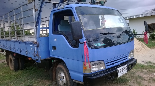 ISUZU NPR เครื่อง4HG1T เครื่อดีมาก คัสซีสวย F หน้า-หลัง แอร์ CD ยาว5เมตรกระบะเหล็กพร้อมคอก พร้อมใช้