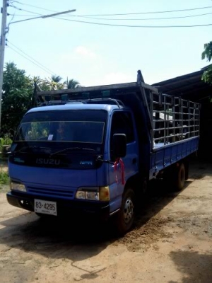 ISUZU NPR เครื่อง4HG1T เครื่อดีมาก คัสซีสวย F หน้า-หลัง แอร์ CD ยาว5เมตรกระบะเหล็กพร้อมคอก พร้อมใช้