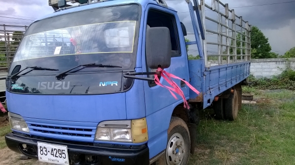ISUZU NPR เครื่อง4HG1T เครื่อดีมาก คัสซีสวย F หน้า-หลัง แอร์ CD ยาว5เมตรกระบะเหล็กพร้อมคอก พร้อมใช้