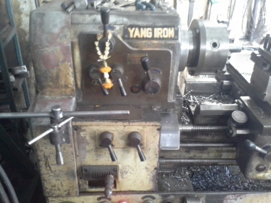 เครื่องกลึง YAM ขนาด 4 ฟุต เกียร์บล็อค 3 เพลา พร้อมมีเบรค เครื่องจักรพร้อมใช้งาน เครื่องสภาพเดิมๆครับ แน่นปกติใช้งานทุกวัน