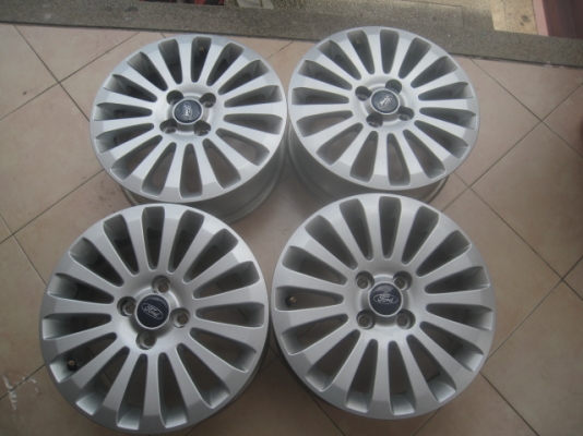 ขายล้อแม็กสภาพป้ายแดง ford fiesta 15"x6" et45 4h100 สีเงิน ขายทั้งชุด 4,900 บาทครับ vios, yaris, swift, mazda2 ใส่แทนล้อกะทะได้เลยครับ สนใจติดต่อเล็กคลองสาม 081-3747940