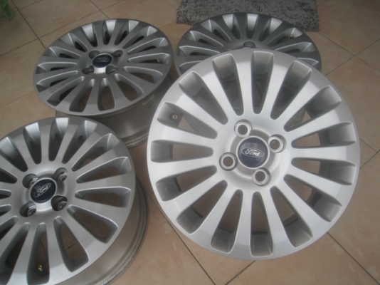 ขายล้อแม็กสภาพป้ายแดง ford fiesta 15"x6" et45 4h100 สีเงิน ขายทั้งชุด 4,900 บาทครับ vios, yaris, swift, mazda2 ใส่แทนล้อกะทะได้เลยครับ สนใจติดต่อเล็กคลองสาม 081-3747940