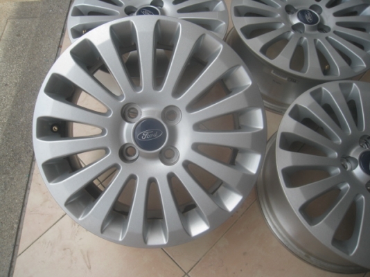 ขายล้อแม็กสภาพป้ายแดง ford fiesta 15"x6" et45 4h100 สีเงิน ขายทั้งชุด 4,900 บาทครับ vios, yaris, swift, mazda2 ใส่แทนล้อกะทะได้เลยครับ สนใจติดต่อเล็กคลองสาม 081-3747940