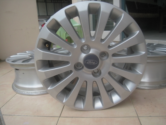 ขายล้อแม็กสภาพป้ายแดง ford fiesta 15"x6" et45 4h100 สีเงิน ขายทั้งชุด 4,900 บาทครับ vios, yaris, swift, mazda2 ใส่แทนล้อกะทะได้เลยครับ สนใจติดต่อเล็กคลองสาม 081-3747940