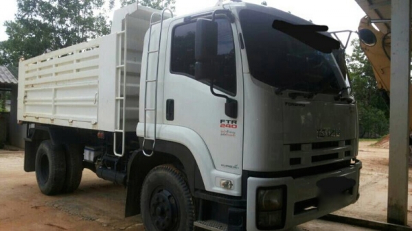 รถอีซูซุ 6 ล้อดั้ม 240 แรงม้า. ปี 53  ( รถวิ่ง 1xx,xxx กม. )  สนใจติดต่อ 081 - 6079515