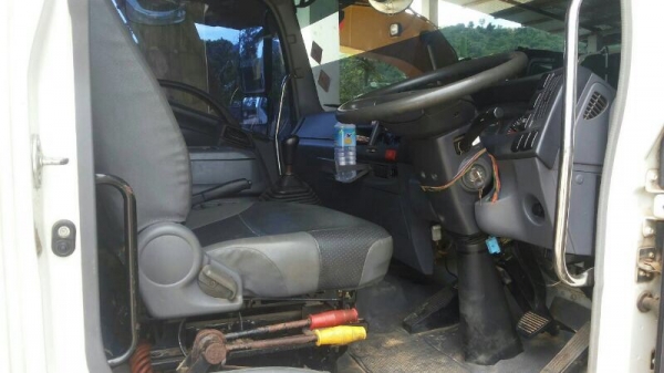 รถอีซูซุ 6 ล้อดั้ม 240 แรงม้า. ปี 53  ( รถวิ่ง 1xx,xxx กม. )  สนใจติดต่อ 081 - 6079515