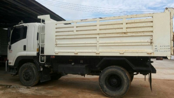 รถอีซูซุ 6 ล้อดั้ม 240 แรงม้า. ปี 53  ( รถวิ่ง 1xx,xxx กม. )  สนใจติดต่อ 081 - 6079515