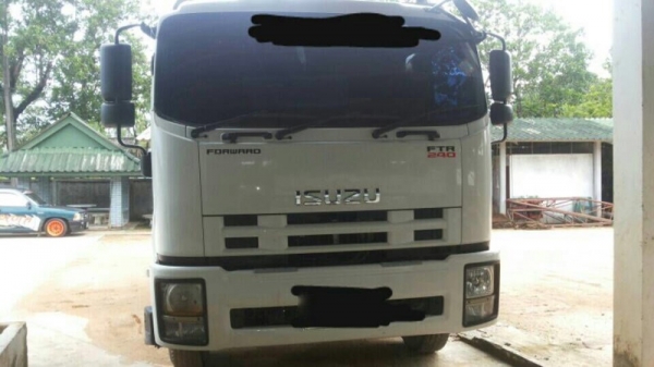 รถอีซูซุ 6 ล้อดั้ม 240 แรงม้า. ปี 53  ( รถวิ่ง 1xx,xxx กม. )  สนใจติดต่อ 081 - 6079515